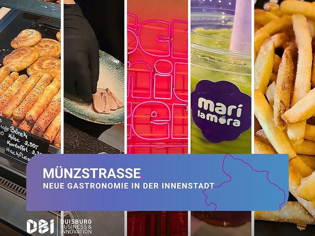 Auf fünf vertikalen Tafeln sind Backwaren, Feinkostprodukte, Leuchtreklamen, ein grünes Getränk mit der Aufschrift „Mari Lamora“ und Pommes frites zu sehen. Auf dem blauen Plakat im unteren Bereich steht „MÜNZSTRASSE NEUE GASTRONOMIE IN DER INNENSTADT“.