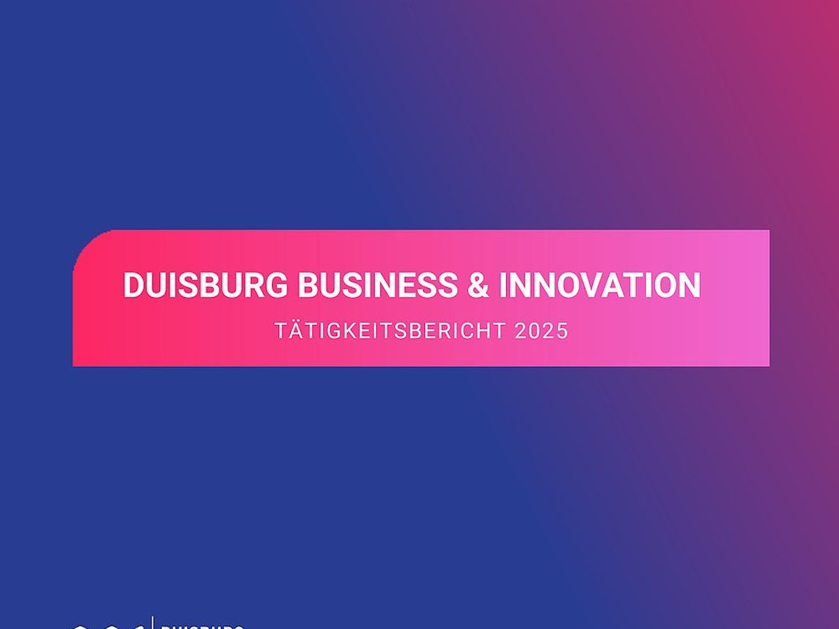 Ein Cover mit einem Farbverlauf in Blau und Rosa, auf dem unten links der Text „Duisburg Business & Innovation Tätigkeitsbericht 2025“ sowie das Logo von Duisburg Business & Innovation zu sehen sind.