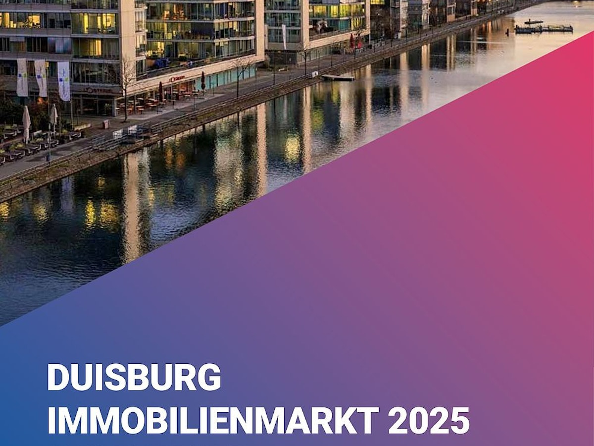 Moderne Gebäude am Wasser säumen bei Sonnenuntergang einen Kanal in Duisburg. Über einem Farbverlauf steht: DUISBURG IMMOBILIENMARKT 2025 JAHRESBERICHT..