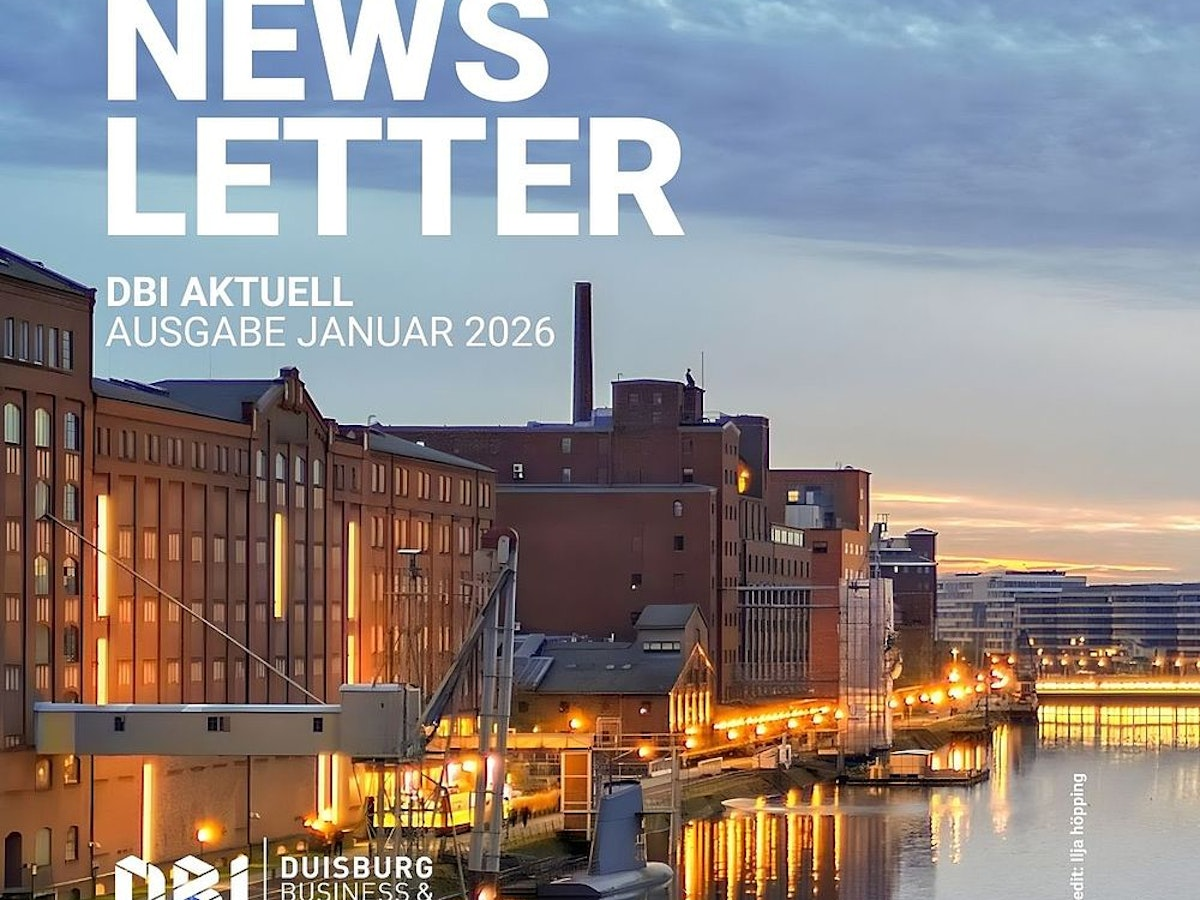 Abendansicht auf beleuchtete Industriegebäude und das Wasser in Duisburg, Deutschland, mit dem Text „NEWSLETTER DBI AKTUELL AUSGABE JANUAR 2026“ und dem Logo von „Duisburg Business & Innovation“ im Vordergrund.