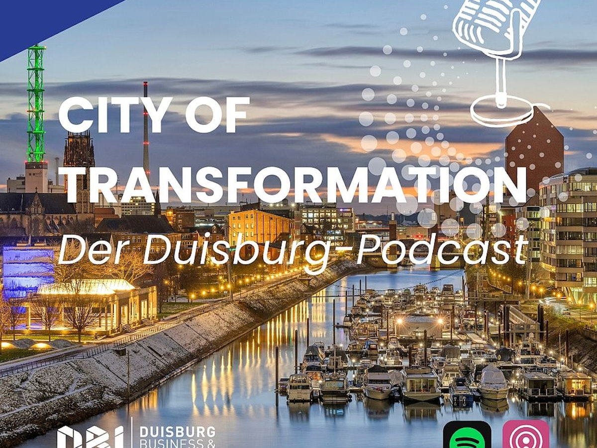 Ein Blick auf Duisburg am Flussufer in der Abenddämmerung mit Booten und beleuchteten Gebäuden. Der Text lautet: „Stadt der Transformation“, „Der Duisburg-Podcast“. Die Logos von „Duisburg Business & Innovation“ und des Podcasts sind zu sehen.