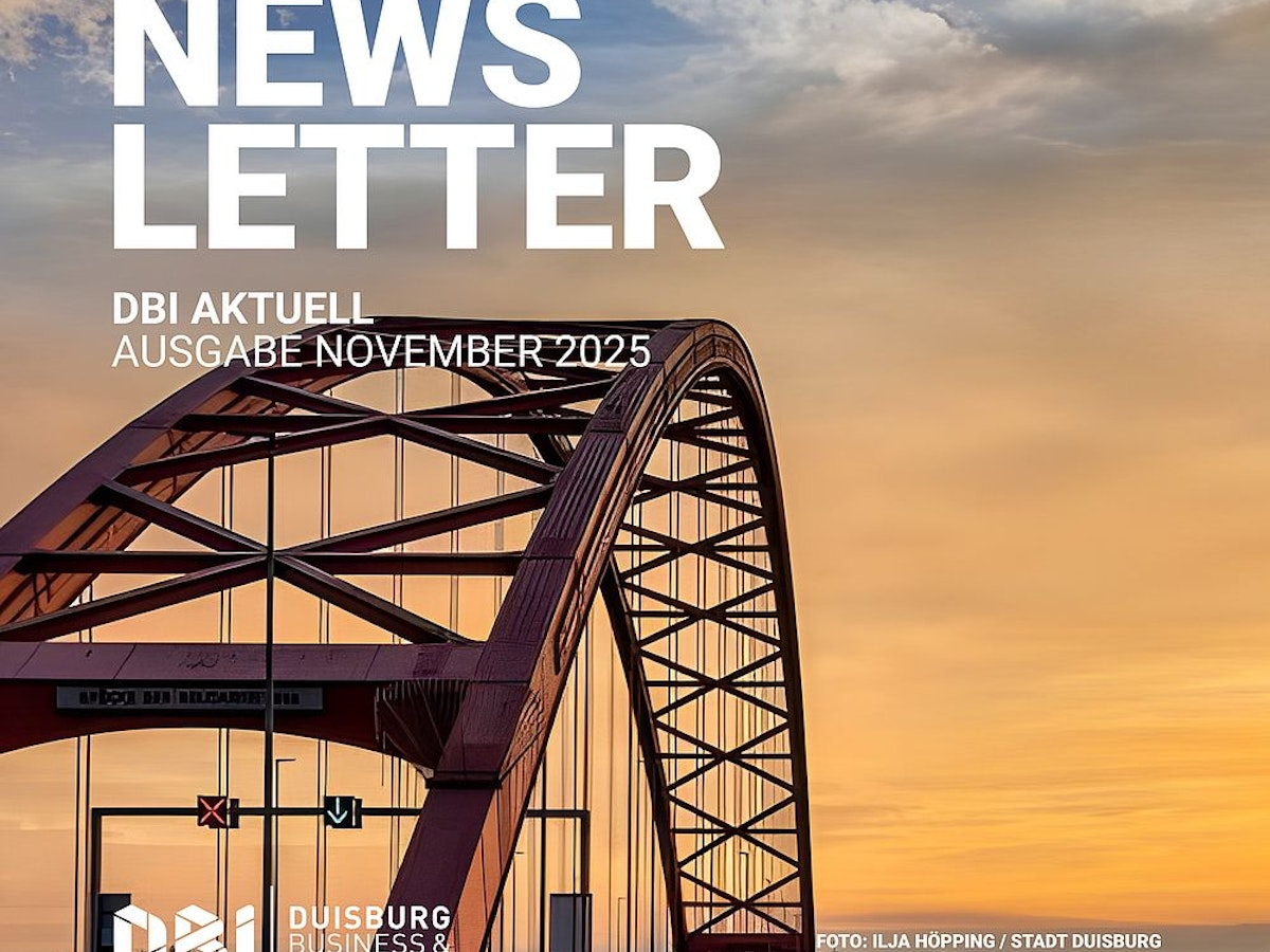 Eine moderne rote Bogenbrücke vor einem teilweise bewölkten Himmel bei Sonnenuntergang. Im Text steht „DBI Aktuell – Nachrichtenbulletin, Ausgabe November 2025“, und es sind die Logos von Duisburg Business & Innovation zu sehen.