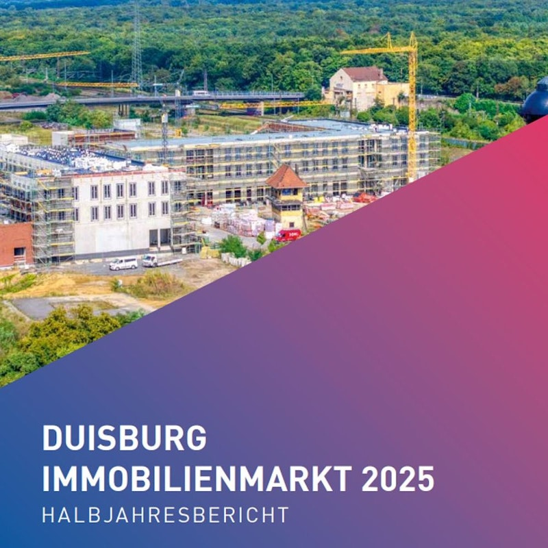 Eine Baustelle mit Kränen und Gebäuden, umgeben von Grünflächen. Der Text im Bild lautet: „Duisburger Immobilienmarkt 2025 – Halbjahresbericht“.