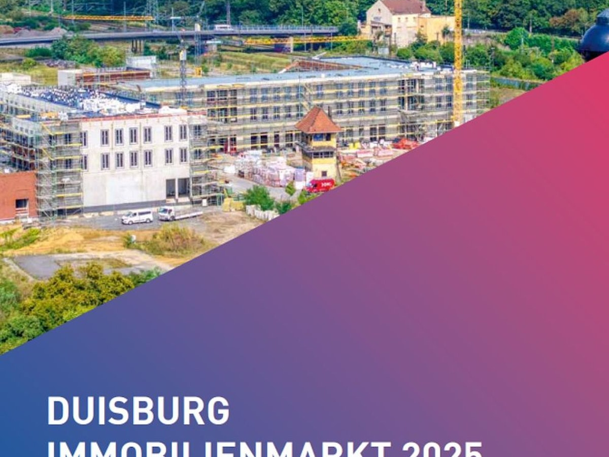 Eine Baustelle mit Kränen und Gebäuden, umgeben von Grünflächen. Der Text im Bild lautet: „Duisburger Immobilienmarkt 2025 – Halbjahresbericht“.