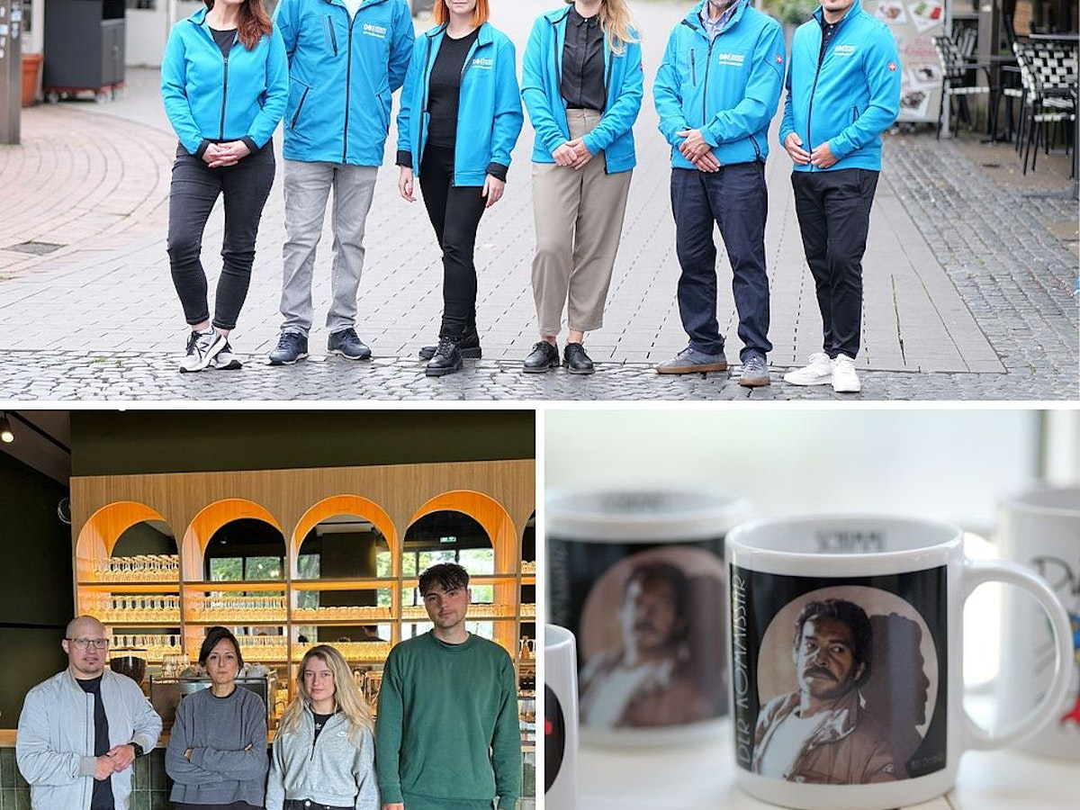 Eine Gruppe von sechs Personen posiert im Freien in blauen Jacken; darunter stehen vier Personen vor Regalen; daneben stehen zwei Kaffeetassen, auf denen das Porträt eines Mannes abgebildet ist. In der Ecke ist das Logo von „Duisburg Business & Innovation“ zu sehen.