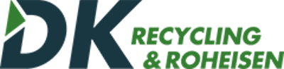 Logo mit dunkelblauen Buchstaben „DK“ und einem grünen Pfeil, daneben grüner Text mit der Aufschrift „RECYCLING & ROHEISEN“ auf weißem Hintergrund.