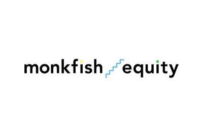 Logo für „Monkfish Equity“ mit den Wörtern „Monkfish“ und „Equity“ in schwarzen Kleinbuchstaben. Eine wellenförmige blaue Linie verbindet die Wörter, und über einigen Buchstaben befinden sich kleine farbige Punkte.