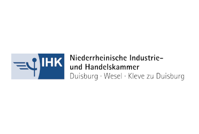 Das Logo der IHK Niederrhein mit einem blauen Symbol und der Aufschrift „Niederrheinische Industrie- und Handelskammer Duisburg · Wesel · Kleve zu Duisburg“.